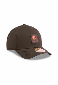 Braune Baseballmütze mit strukturiertem Design, gebogenem Schild und gummiertem Teamlogo-Patch auf der Vorderseite. Mit strukturierten Seitenpaneelen accentuiert.