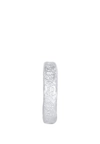 Sølvfarvet ring med struktur, der har en glat, afrundet form med en mat finish. Overfladen har subtile uregelmæssigheder, som forbedrer dets unikke design.