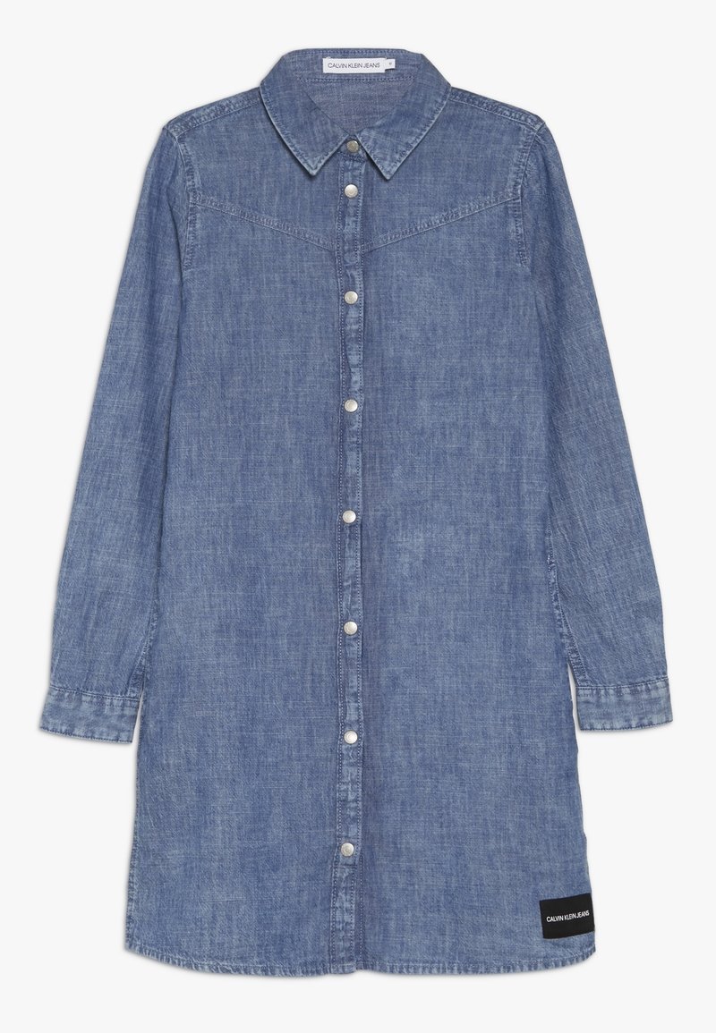 Džínová košilová šaty v středně modré barvě s knoflíkovým zapínáním, špičatým límcem, dlouhými rukávy a černou štítkovou akcentací na spodním lemu.