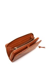 Rjav usnjen denarnica z teksturirano površino, ki vsebuje več predelkov, z zadrgo in zlatimi dodatki.