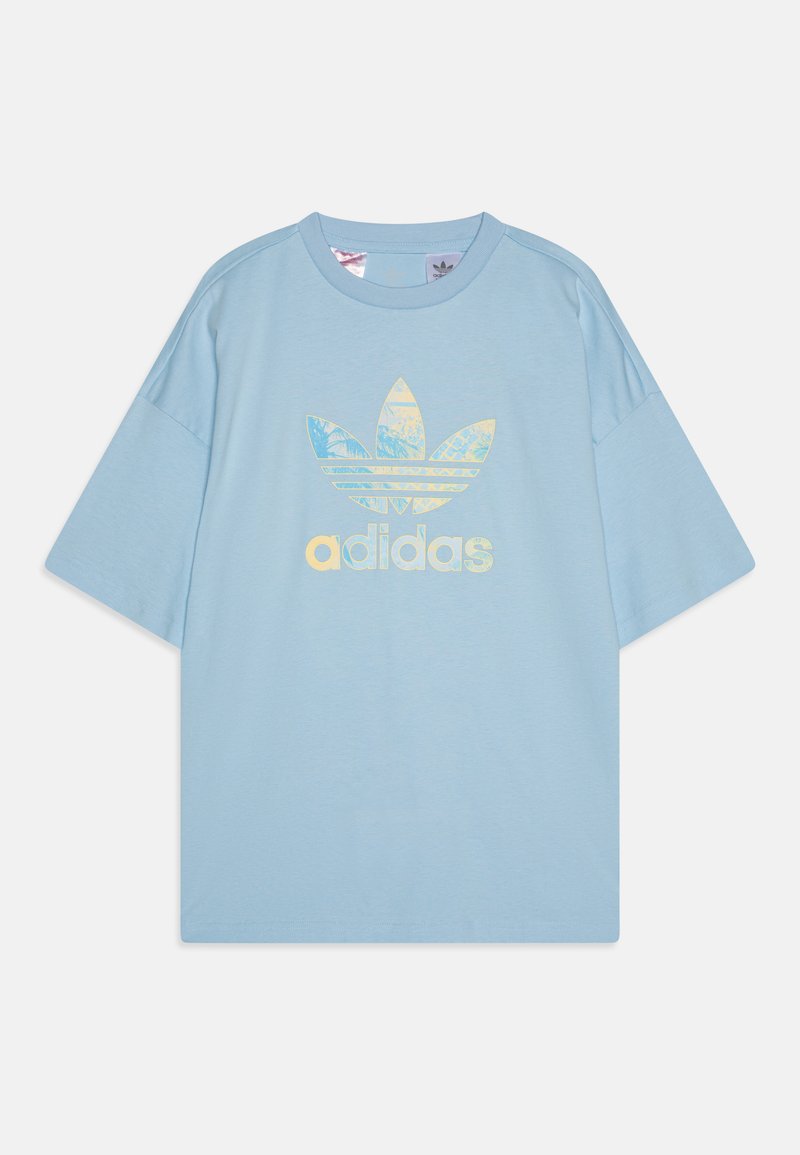 T-shirt de algodão azul claro com mangas curtas, apresentando um logótipo trefoil multicolorido da Adidas e texto em toda a parte frontal.