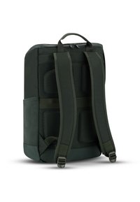 Sac à dos vert foncé avec dos et bretelles rembourrés. Présente une surface texturée, une fermeture éclair et une poche en mesh sur le côté. Matériau durable.