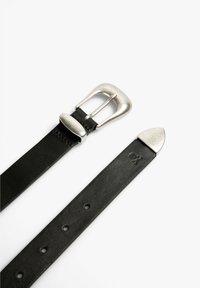 Cinturón de cuero negro con hebilla de metal plateado. Presenta una textura suave, punta afilada y varios agujeros para ajuste.