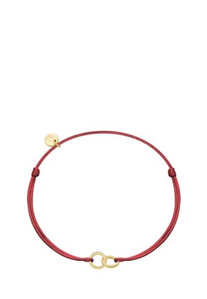 Pulsera ajustable de cordón rojo con dos anillos dorados entrelazados y un pequeño charm redondo de oro unido cerca del nudo.