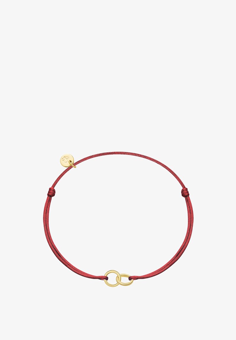 Bracelet en cordon rouge ajustable avec deux anneaux en or entrelacés et un petit charme rond en or attaché près du nœud.