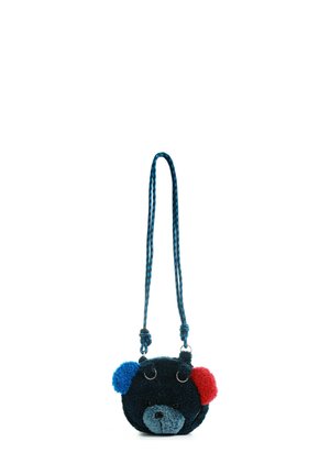 Pequeño bolso de felpa negro con forma de oso, con orejas azules y rojas, hocico azul y una larga correa a rayas negras y azules.