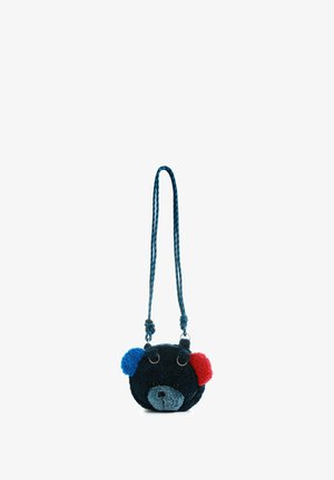 Pequeño bolso de felpa negro con forma de oso, con orejas azules y rojas, hocico azul y una larga correa a rayas negras y azules.