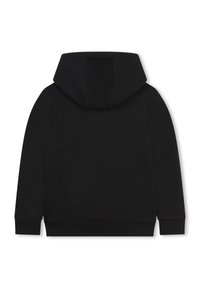 Czarny hoodie z teksturowanej tkaniny, z obszernym kapturem, długimi rękawami oraz ściągaczami na rękawach i dolnym końcu. Brak widocznych logo lub akcentów.