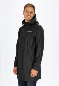 Schwarze wasserdichte Regenjacke mit Kapuze, Knöpfen auf der Vorderseite und Seitentaschen. Hergestellt aus glattem, strapazierfähigem Material. Schlichtes Design.