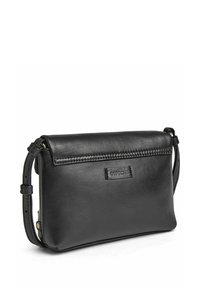 Borsa clutch in pelle nera con finitura testurizzata, forma rettangolare, cerniera superiore e tracolla staccabile. Presenta un dettaglio con logo sul davanti.