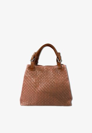 Bruine lederen handtas met een geweven patroon en twee donkerbruine handgrepen bevestigd met zilveren gespen, weergegeven op een witte achtergrond.