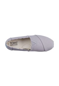 Scarpe slip-on in tessuto grigio chiaro con pannelli laterali elasticizzati, punta arrotondata e soletta forata. Presentano un accento blu nel tallone e un logo all'interno.