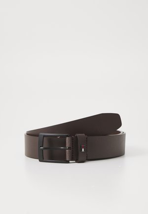 Bruine leren riem met een rechthoekige zwarte metalen gesp en een klein logoaccent op de band. Gladde textuur en een strak ontwerp.