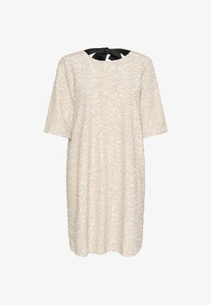 Vestido beige con lentejuelas, de mangas cortas, escote redondo y un lazo negro en la parte posterior. Superficie suave y texturizada con un corte holgado.