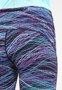 Leggings noirs avec un motif abstrait en tourbillon bleu et violet vif. Dotés d'une taille plate et d'une poche zippée sécurisée à l'arrière.