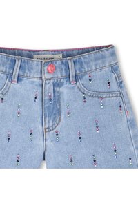 Ανοιχτό μπλε τζιν παντελόνι με διάσπαρτες πολύχρωμες χάντρες. Διαθέτει ροζ κουμπί και κλασικό σχέδιο με πέντε τσέπες.