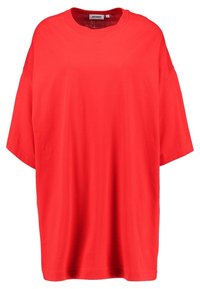 T-shirt rossa oversize in cotone, con collo rotondo, maniche corte e una texture liscia senza motivi o dettagli visibili.