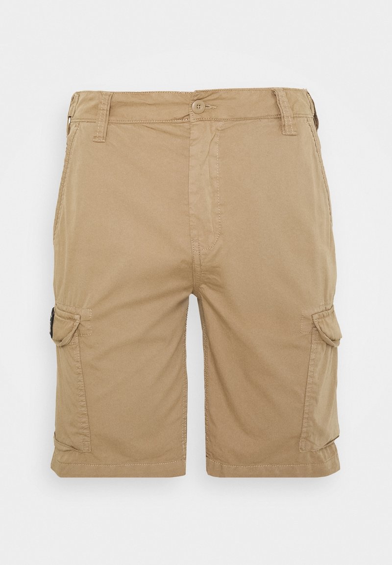 Shorts cargo beige longueur genou avec fermeture à bouton, passants pour ceinture, poches avant et poches à rabat de chaque côté.