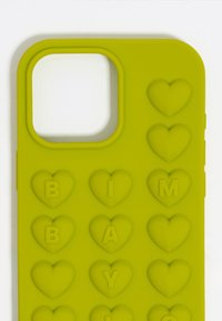 Funda de teléfono de silicona verde con formas de corazones en relieve y letras en relieve que dicen "TE AMO" dispuestas en un patrón de cuadrícula.