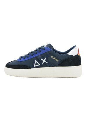 Sneaker blu navy con suola bianca, area lacci in suede blu, tacco in suede nero, logo geometrico e scritta "SUN68" sul lato.