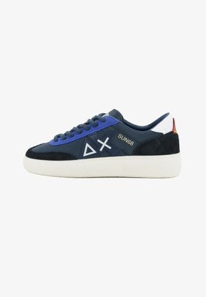 Sneaker blu navy con suola bianca, area lacci in suede blu, tacco in suede nero, logo geometrico e scritta "SUN68" sul lato.