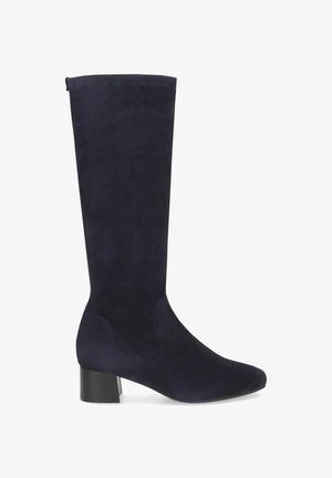 Marineblaue Wildleder-Stiefel in Kniehöhe mit quadrater Zehenform und Blockabsatz. Glatte Textur mit dezenten Paneeldetails, schlanke Silhouette.