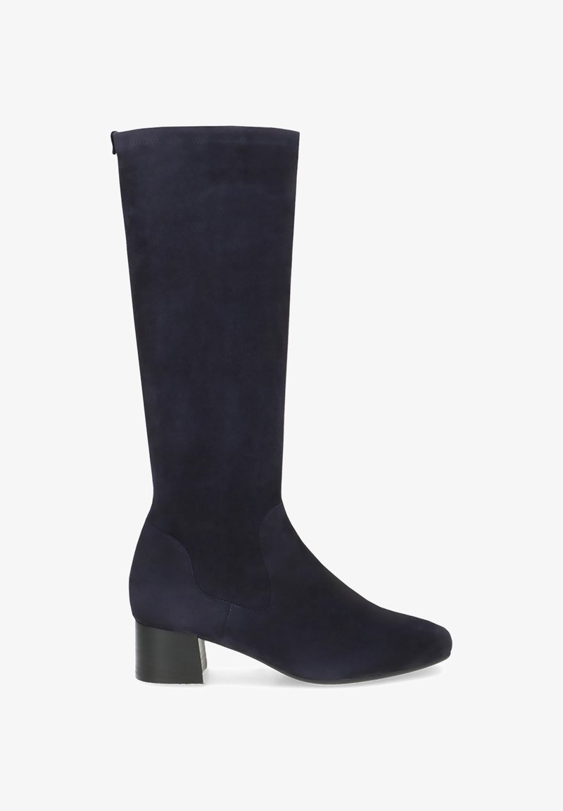 Bottes en suède bleu marine jusqu'au genou avec un bout carré et un talon bloc. Texture lisse avec des détails de panneaux subtils, silhouette épurée.