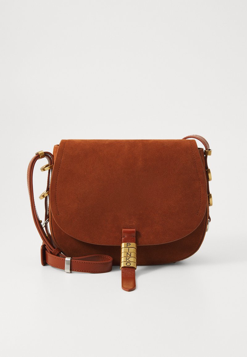 Bruine suède schoudertas met een ronde flap, goudkleurige hardware en een frontband met de merknaam "PINKO." Verstelbare leren schouderband.