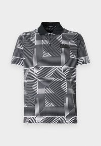 Camisa polo con patrones geométricos en blanco y negro, que presenta rayas y ángulos agudos. Confeccionada en una tela ligera y con cuello.