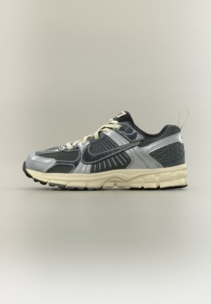 VOMERO 5 BP UNISEX - Sneakers - iron grey/chrome/metallic silver-coloured/coconut milk