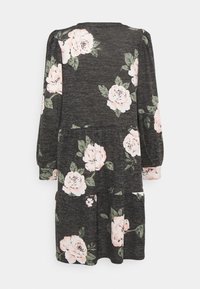Robe gris foncé à manches longues avec grand motif floral rose pâle et feuilles vertes, taille froncée et panneaux de jupe à volants.