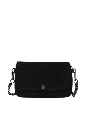 Pochette en suède noir avec une fermeture à rabat, dotée d'un bouton-pression métallique et d'une anse en chaîne tressée. Texture lisse et design minimaliste.