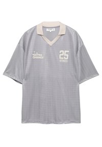 Šedý športový dres vyrobený z ľahkej látky, s krátkymi rukávmi, V-výstrihom a vertikálnymi pruhmi. Doplnky zahŕňajú číslo "25" a "EXTRA CHANCE."