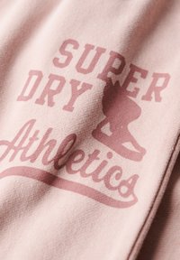 Superdry & Co VINTAGE WASHED GRAPHIC JOGGER - Trainingsbroek - soft pink