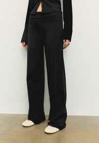 Non selezionato, black