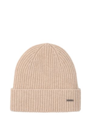 Beige gerippte Strickmütze mit umgeschlagenem Bündchen und kleinem rechteckigem Metall-Brand-Tag am Bündchen.