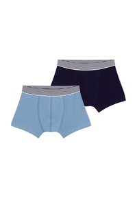 Due paia di boxer: uno blu chiaro e uno blu navy scuro. Entrambi presentano una cintura elastica a righe e una texture di cotone liscia.