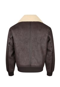 Καφέ μπουφάν bomber από δέρμα shearling με ριμπ μανσέτες και ζώνη μέσης, με κρεμ-χρωματικό fleece γιακά, εμφανιζόμενο από πίσω.