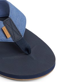 Ciabatte blu con cinturino in denim, suola in gomma blu scuro, soletta testurizzata e accentuazione in pelle del logo vicino al cinturino.