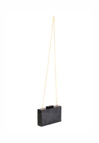 Clutch rettangolare nero realizzato in acrilico marezzato con una tracolla dorata, presenta una chiusura superiore nera e una superficie liscia.