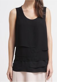 Černý bezrukávový top se vrstveným designem, se hladkou texturou a kulatým výstřihem. Vrstvená tkanina dodává hloubku.