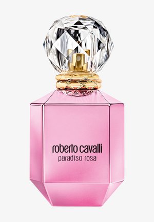 Różowa, fasetowana butelka perfum z napisem "roberto cavalli paradiso rosa", z dużą, przejrzystą, wielofasetową kryształową nakrętką i złotymi pierścieniami na szyjce.