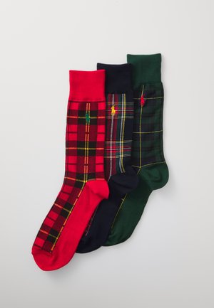 Tres pares de calcetines: a cuadros rojos, azul marino liso y a cuadros verde oscuro. Cada uno presenta puños en contraste y logotipos bordados. Material de mezcla de algodón.