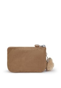 Portafoglio in tessuto beige con chiusura con zip, un dettaglio a forma di pulsante rotondo e un charm soffice attaccato da una catena. Forma rettangolare, texture liscia.
