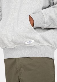 Szary sweatshirt z prążkowanym dekoltem i mankietami, z kieszenią kangurzą oraz metką z napisem "Element Skateboard Co."