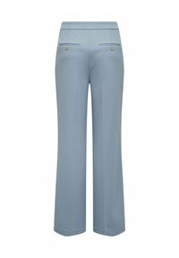 Pantalons bleu clair conçus avec une jambe droite, dotés de deux poches arrière avec des boutons en métal et d'un tissu lisse et texturé.