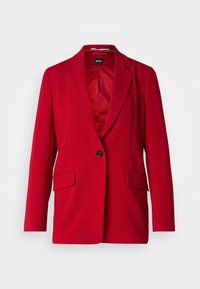 Červený přizpůsobený blejzr vyrobený z hladké látky, s jednou knoflíkovou pří\u016frou, klopami a dvěma předními kapsami. Interiér má vzorovanou podšívku.