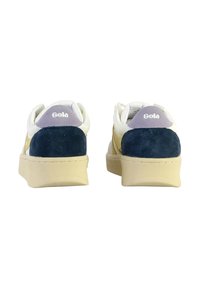 Gola sneakers med en design i gul mocka och vit tyg, marinblå bakakcelerationer och beige gummisulor. Logotyp på hälen.
