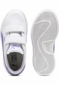 Scarpe da ginnastica bianche con accenti viola, dotate di chiusura con strap in velcro e suola in gomma testurizzata con motivo a zig zag.