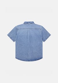 Jasnoniebieska koszula dżinsowa z krótkim rękawem, z klasycznym kołnierzykiem, detalem na plecach oraz zaokrąglonym dołem z przeszyciami.